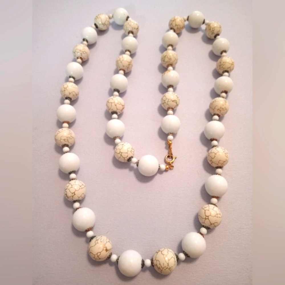 #107.  Vintage Acrylic Single Strand Necklace. 14 1/2" Long